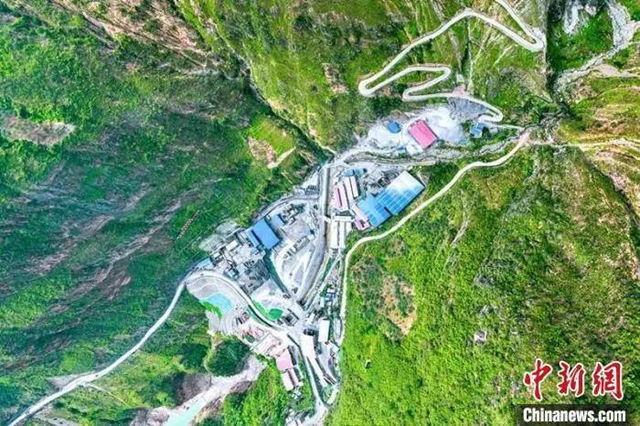 提前2个月！这条高速宜宾至凉山段的溜筒河隧道顺利贯通