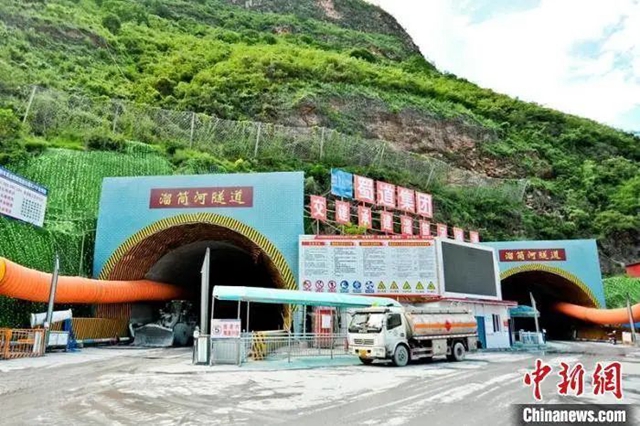 提前2个月!这条高速宜宾至凉山段的溜筒河隧道顺利贯通(图3) 阳3.jpg
