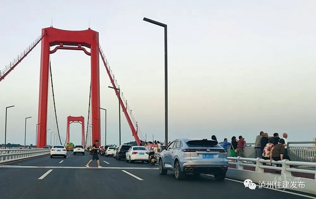 要不得！违规占用泸州长江二桥机动车道表演、拍照，这些行为很危险