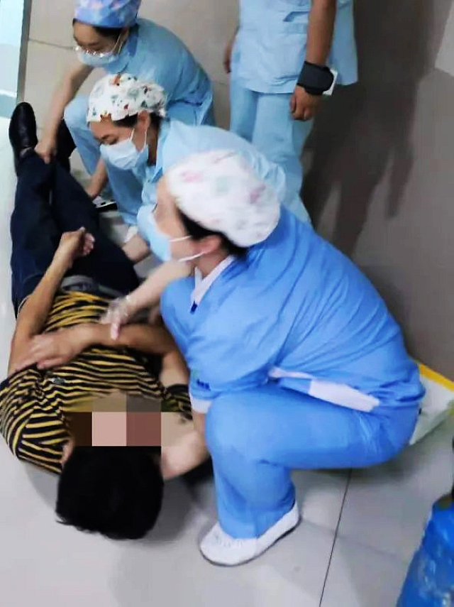 【救人】男子突然倒在了科室门口......