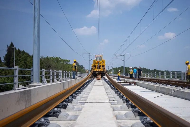 全线轨通！成宜高铁要来了