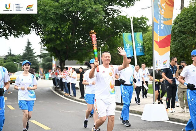 传递“蓉火”!龙马潭区教师担任火炬手(图1) 1.jpg