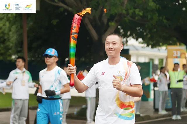 传递“蓉火”!龙马潭区教师担任火炬手(图2) 2.jpg