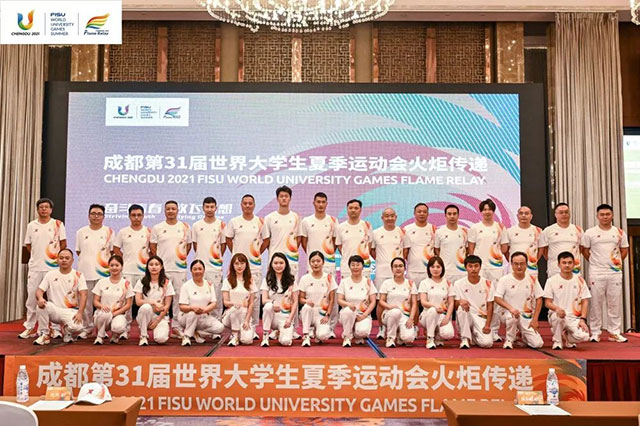 传递“蓉火”!龙马潭区教师担任火炬手(图3) 3.jpg