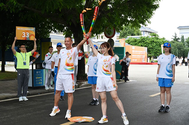 传递“蓉火”!龙马潭区教师担任火炬手(图4) 4.jpg