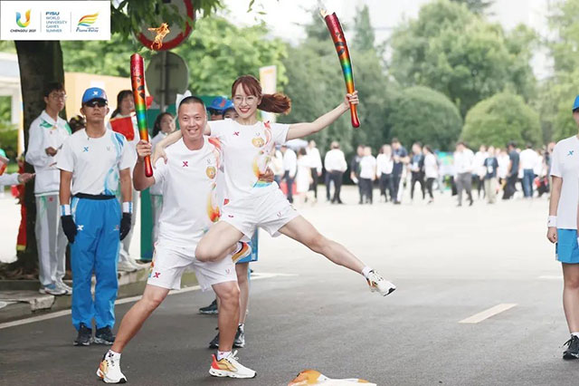 传递“蓉火”!龙马潭区教师担任火炬手(图5) 5.jpg