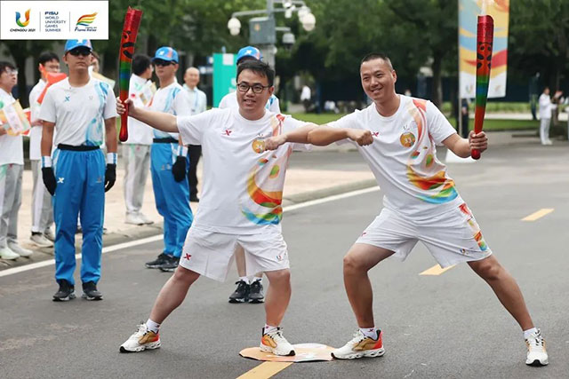 传递“蓉火”!龙马潭区教师担任火炬手(图6) 6.jpg