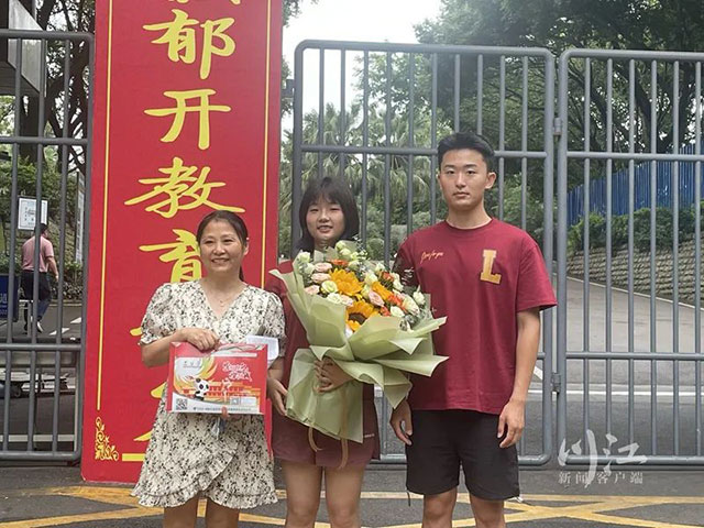 泸州首封高考录取通知书已送达，高中与大学距离仅1.2公里