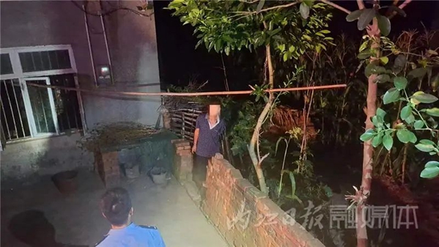 事发隆昌，男子半夜带4只鸡赶路，不出百米——