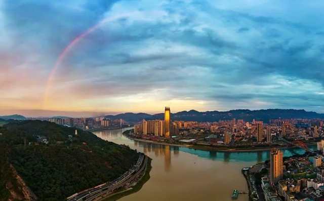 罕见!宜宾上空惊现“天空之门”?网友:一道彩虹挂苍穹!(图2) 2.jpg