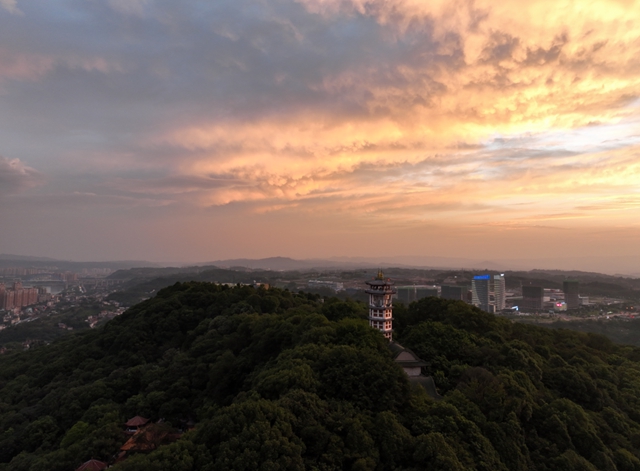 罕见!宜宾上空惊现“天空之门”?网友:一道彩虹挂苍穹!(图5) 5.jpg