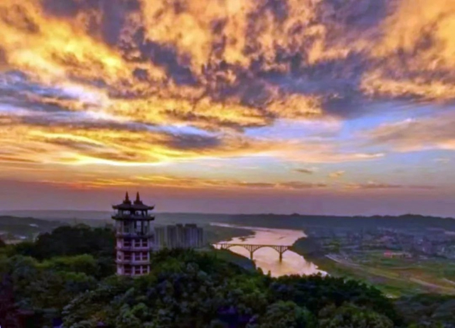 罕见!宜宾上空惊现“天空之门”?网友:一道彩虹挂苍穹!(图4) 4.jpg