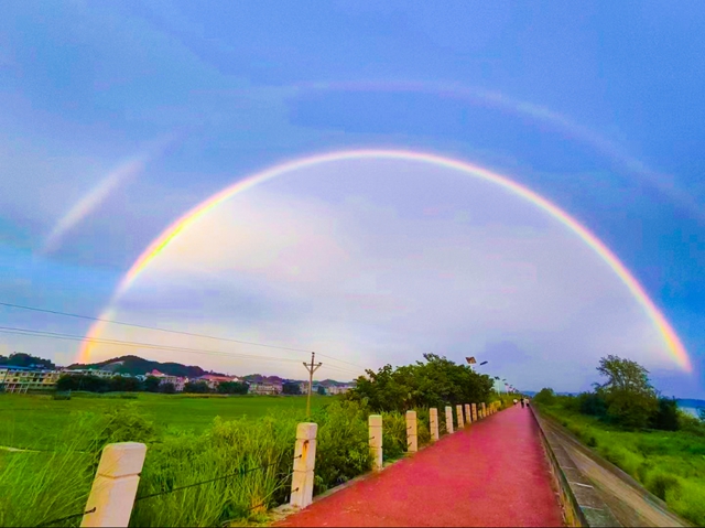 罕见!宜宾上空惊现“天空之门”?网友:一道彩虹挂苍穹!(图6) 6.jpg