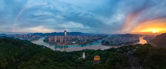 罕见!宜宾上空惊现“天空之门”?网友:一道彩虹挂苍穹!(图1) 1.jpg