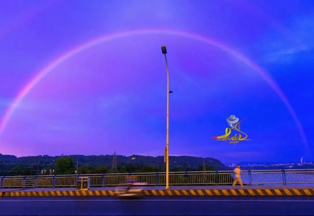 罕见!宜宾上空惊现“天空之门”?网友:一道彩虹挂苍穹!(图9) 9.jpg