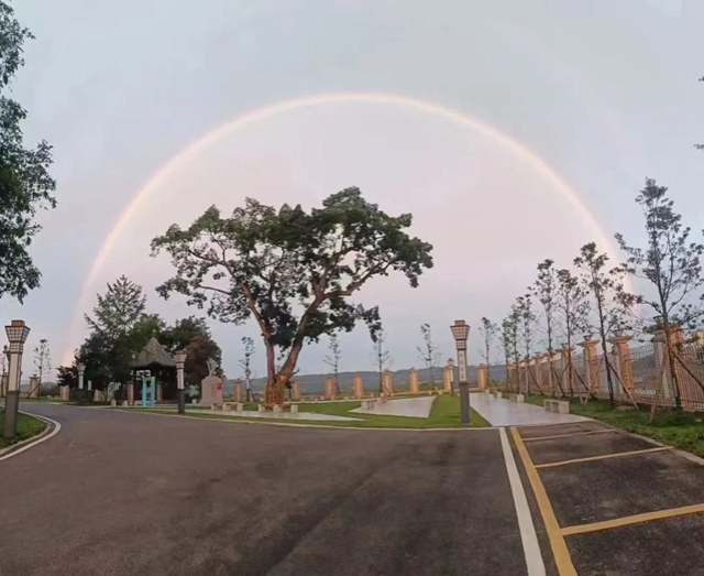 罕见!宜宾上空惊现“天空之门”?网友:一道彩虹挂苍穹!(图10) 10.jpg