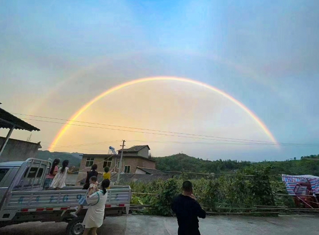 罕见!宜宾上空惊现“天空之门”?网友:一道彩虹挂苍穹!(图11) 11.jpg