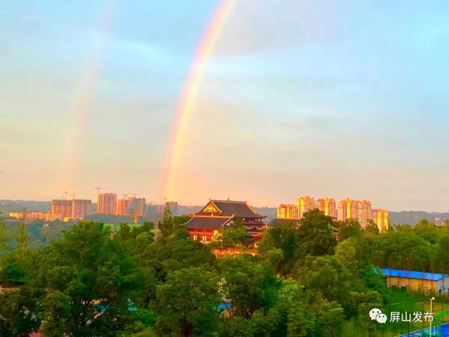 罕见!宜宾上空惊现“天空之门”?网友:一道彩虹挂苍穹!(图12) 12.jpg