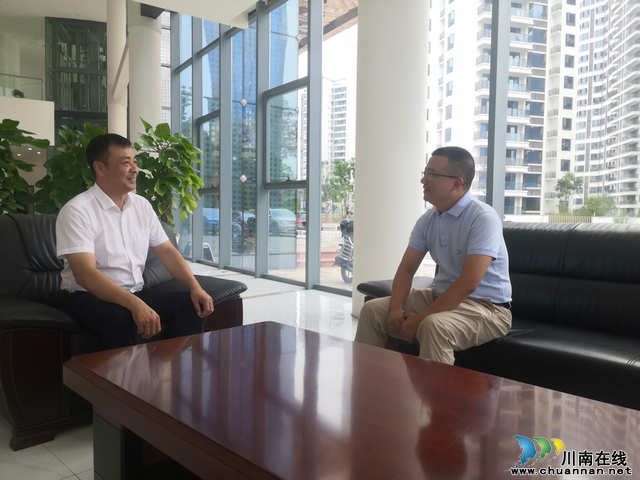 我为群众办实事|华阳街道人大代表在行动(图1) 蒲潇接待群众.jpg