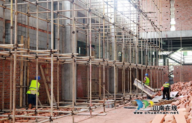 龙马潭区城乡冷链物流基地项目现场工人正在进行墙体施工.JPG