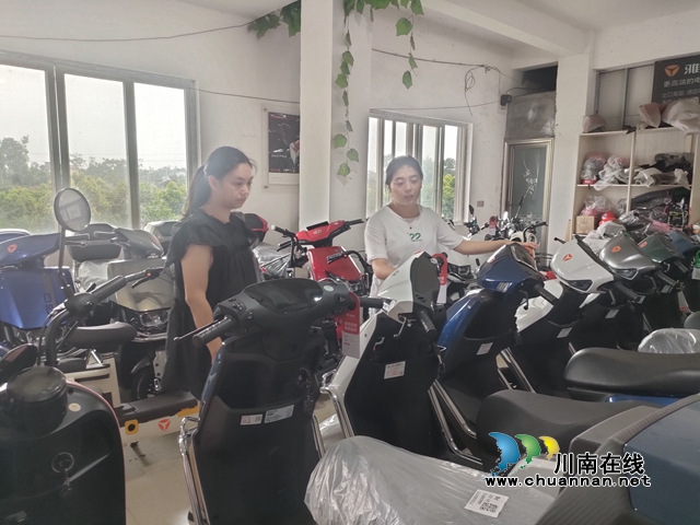 泸县海潮镇返乡大学生潘晓红（右一）在百和镇创办雅迪电动车专卖店，成功申请1万元大学生创业补贴。.jpg