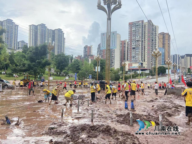 古蔺:暴雨袭城,美团外卖党支部志愿者在行动(图2) 外卖2.png