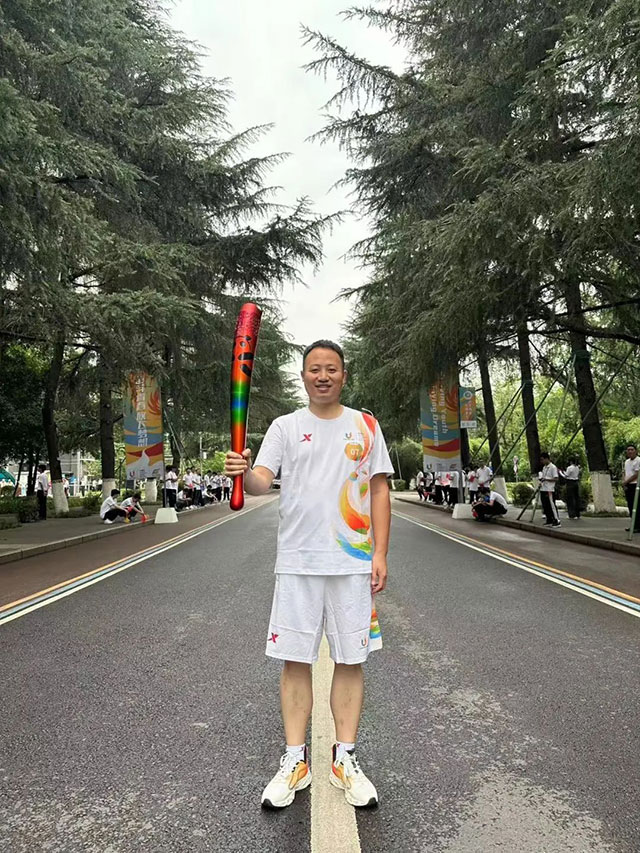 田家炳中学校友担任成都大运会火炬手！泸州城市宣传官邓自刚：传递朝气和活力