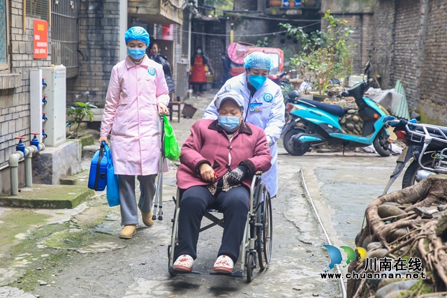 家庭医生推着老人前往社区卫生服务中心就诊.jpg