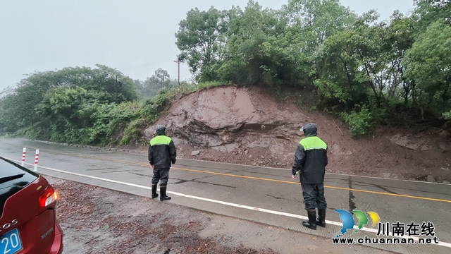 巡查易塌方路段.jpg