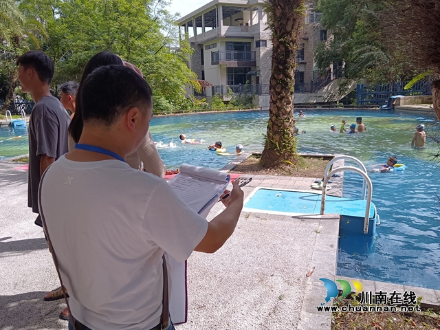社区工作人员检查泳池安全.jpg