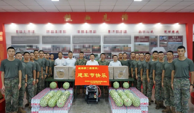 泸州公交:“八一”送关怀 情暖官兵心(图1) 1.jpg