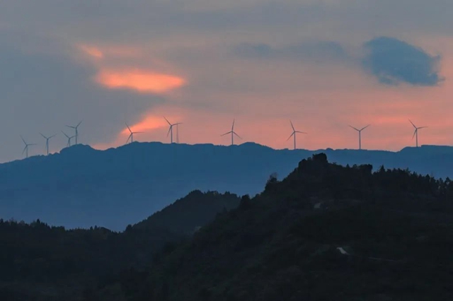 古蔺山巅“大风车”:清洁能源 迎峰度夏(图1) 1.jpg
