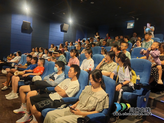 江阳区华阳街道龙腾社区开展“热血赤子心 无畏追梦人”主题观影活动(图1) 8月2日上午泸州市江阳区华阳街道龙腾社区新时代文明实践站开展了“热血赤子心 无畏追梦人”主题观影活动3.jpg