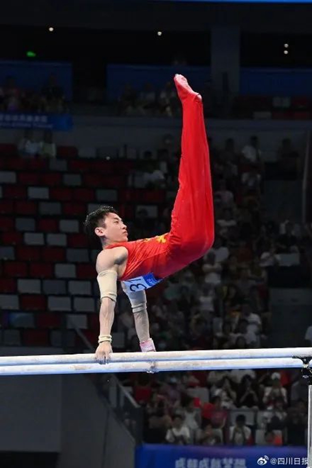 邹敬园双杠封王!颁奖仪式特别安排,这一幕太暖心!(图6) 6.jpg