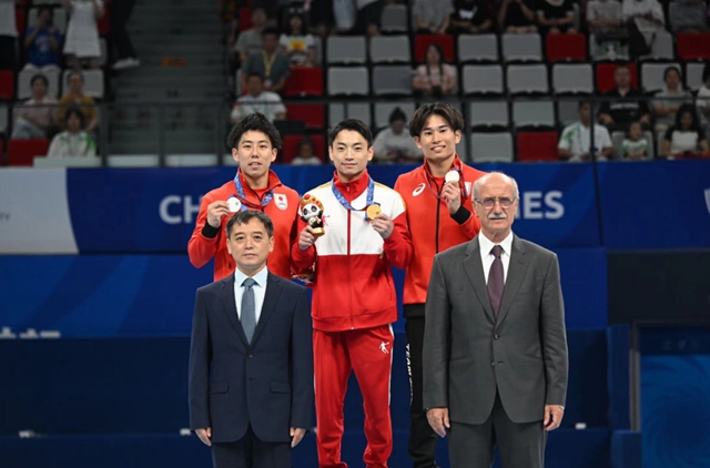 邹敬园双杠封王!颁奖仪式特别安排,这一幕太暖心!(图7) 7.jpg