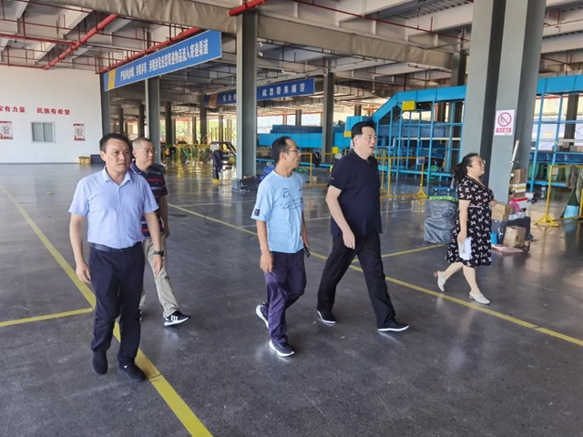 泸州市口岸物流办开展2023年夏季“送清凉”走访慰问活动(图1) 温暖1.jpg