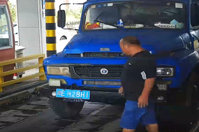 泸州司机监控下换车牌，这波操作值12分！