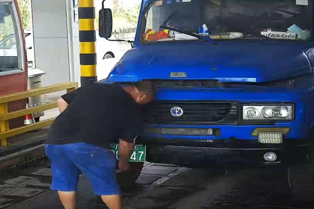 泸州司机监控下换车牌,这波操作值12分!(图2) 2.jpg