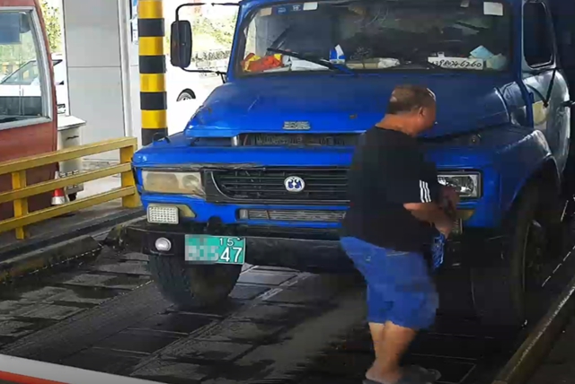 泸州司机监控下换车牌,这波操作值12分!(图3) 3.jpg