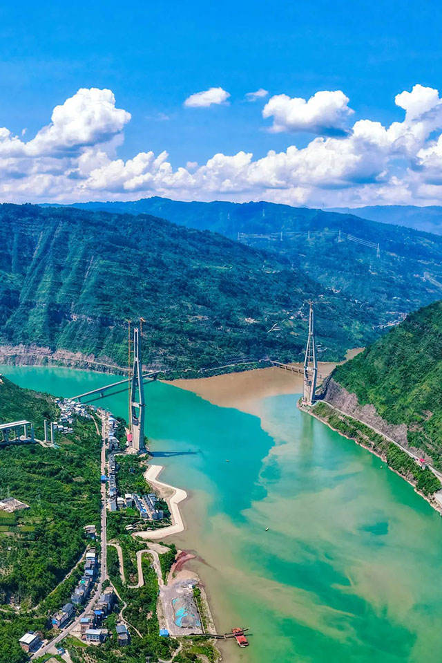 100层楼高!宜宾屏山新市金沙江特大桥主塔封顶(图2) 2.jpg