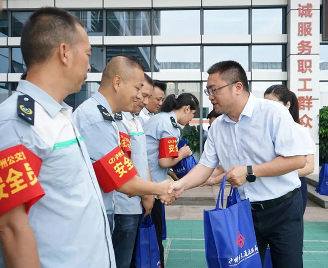 泸州市交通运输局党组成员、副局长肖菲“送清凉”慰问公交一线职工(图1) 1.jpg