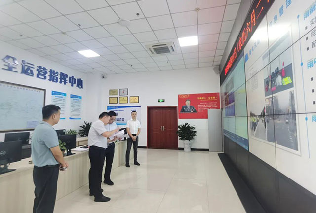 泸州市交通运输局党组成员、副局长肖菲“送清凉”慰问公交一线职工(图3) 3.jpg