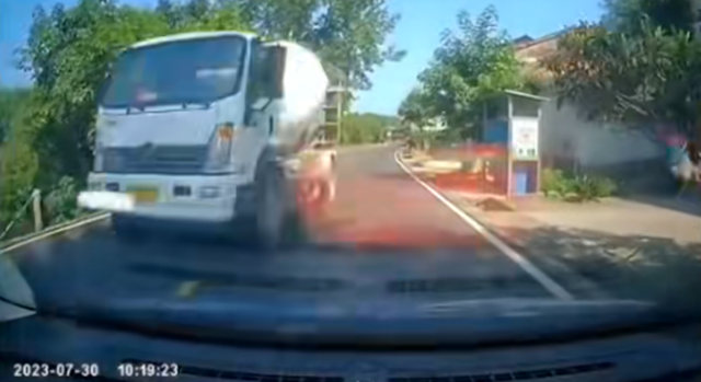 网友举报罐车违法强行超车，隆昌交警及时调查处理