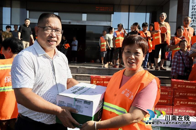 夏日炎炎送清凉 丝丝关怀沁人心|泸州高新区新联会组织开展“送清凉”活动(图1) 图片3.png