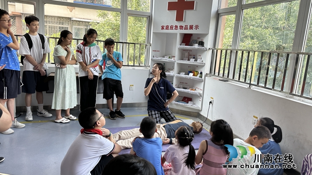江阳区华阳街道瓦窑坝社区开展暑期安全教育社会实践活动(图1) 工作人员讲解急救知识.jpg