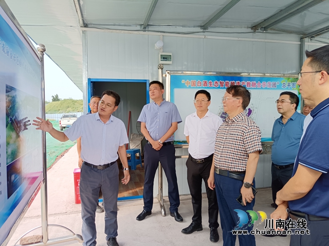 泸州职业技术学院副院长熊剑向调研组介绍中国白酒生态智能酿造产教融合示范园建设工作推进情况.jpg