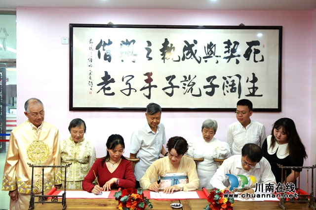 泸州纳溪:夫妇钻石婚日“打卡”婚姻登记处 成爱情导师 这个七夕“扯证”仪式感爆棚(图2) 微信图片_20230821155746.jpg