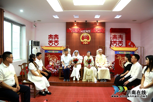 泸州纳溪:夫妇钻石婚日“打卡”婚姻登记处 成爱情导师 这个七夕“扯证”仪式感爆棚(图4) 微信图片_20230821155759.jpg