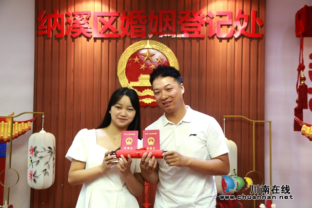 泸州纳溪:夫妇钻石婚日“打卡”婚姻登记处 成爱情导师 这个七夕“扯证”仪式感爆棚(图5) 微信图片_20230821155805.jpg