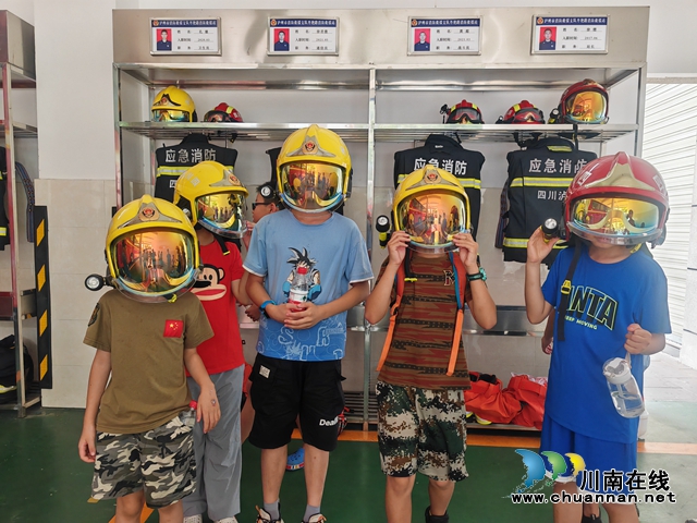 试戴不同作用的消防头盔.jpg